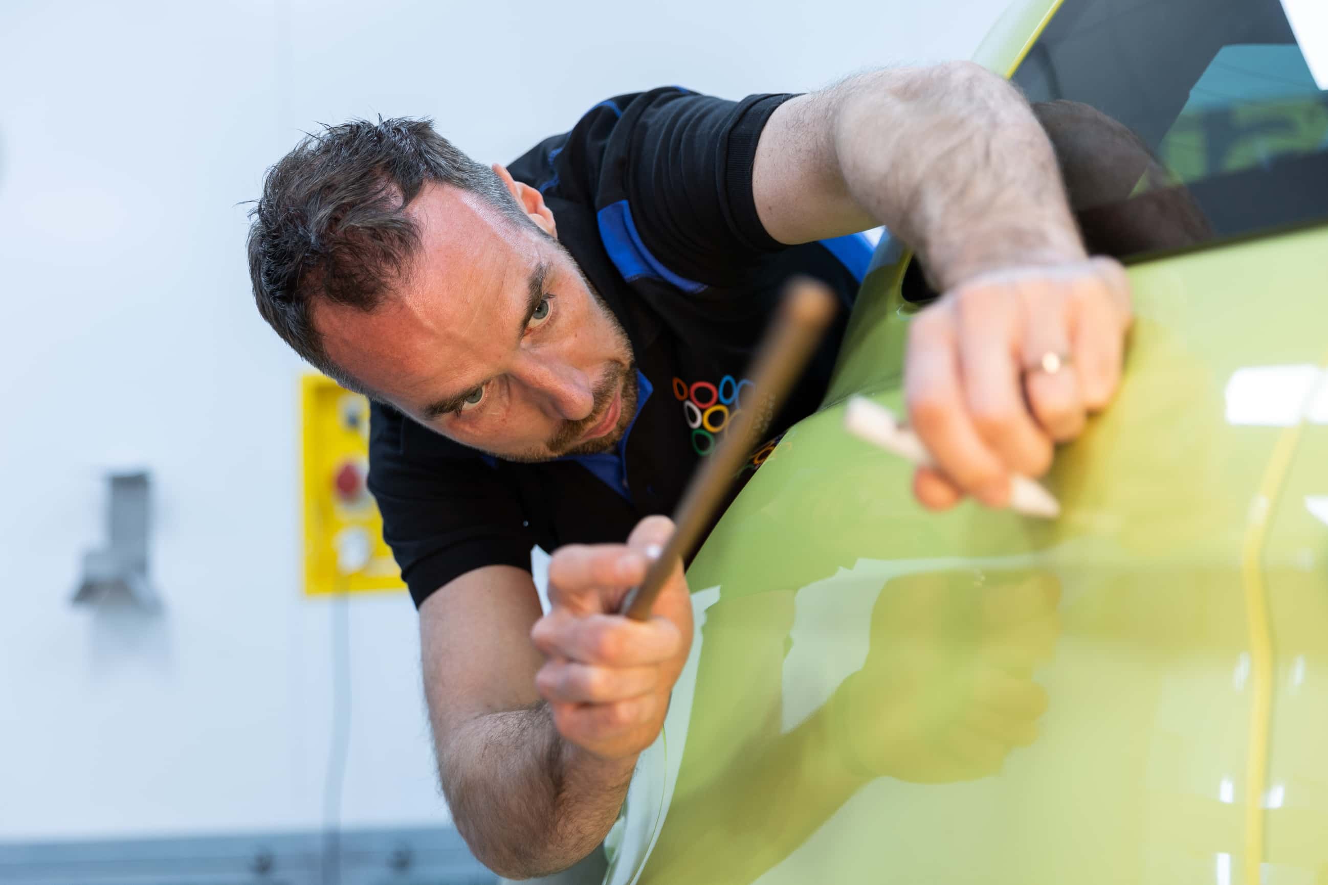 'Marc repareert een geel auto met hulp van de PDR-techniek'